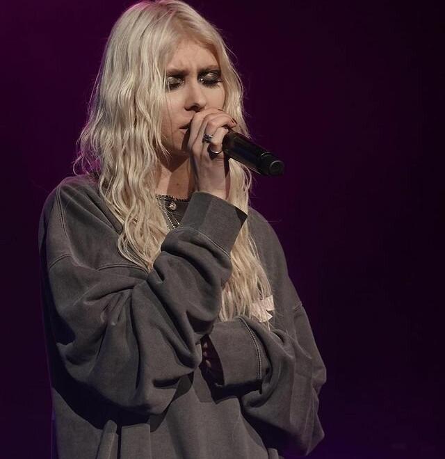 Taylor Momsen-photo